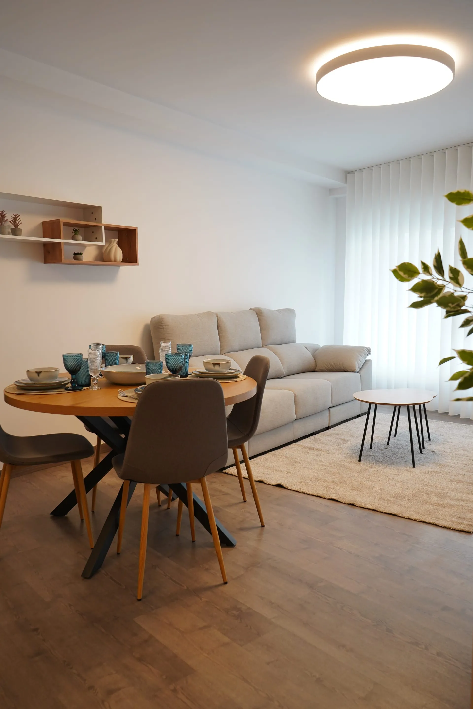 Mesa de comedor con sillas