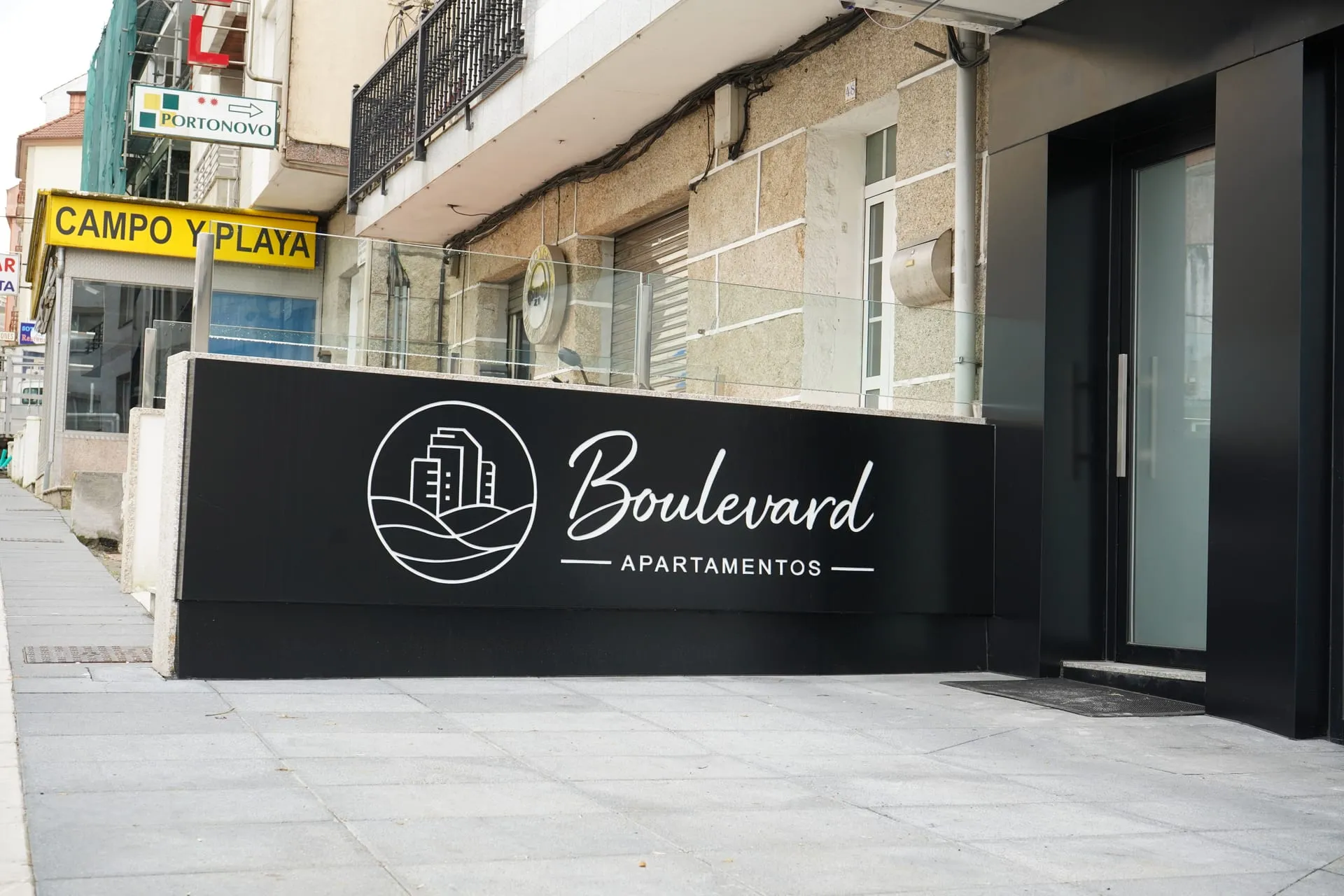 Fachada de Apartamentos Boulevard en Portonovo