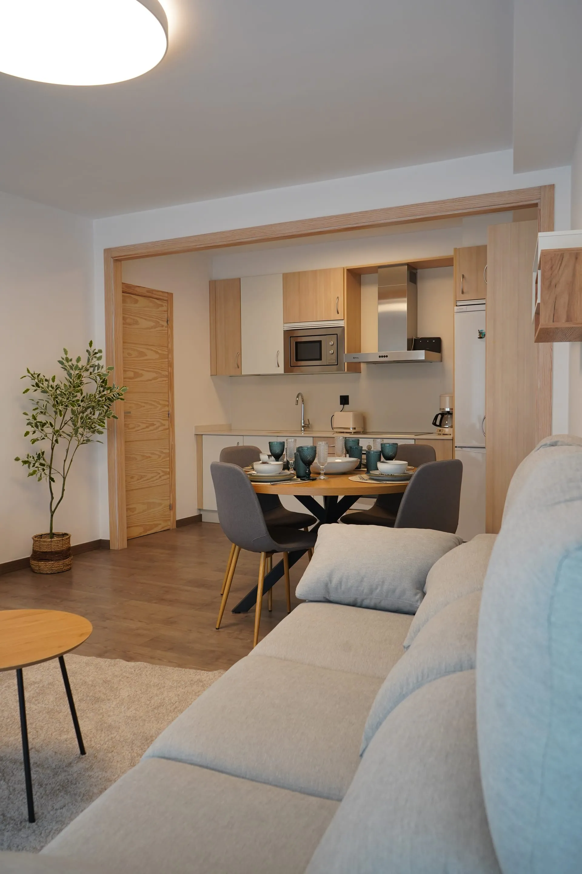 Salón con sofá y vista a la cocina